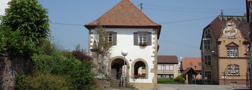 Kirche, Rathaus und Bürgerhaus befinden direkt beieinander in der Ortsmitte von Ottersheim